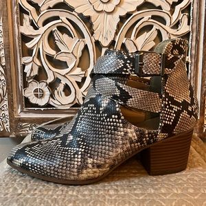 Snake Print Buckle Cutout Ankle Heeled Booties Grey Beige Black size 10